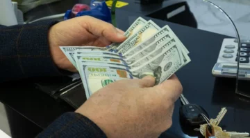 مستشار حكومي يوضح أسباب تقلبات الدولار في السوق الموازي